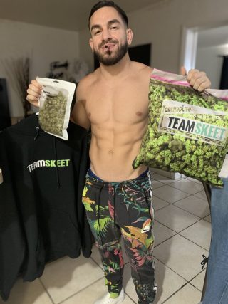 RT @petergreenx: Thank you sooo much @teamskeet for the MERCH !! 

A pillow that looks like a bag of weed, y’all sure know how t…