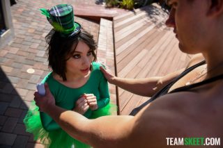 <div>Your luck hasn’t run out yet @livwildx 🍀🎩 #ExxxtraSmall #stpattys #TeamSkeet https://t.co/ZCSsEUamyf</div>” itemprop=”image” class=”left” />
				</a>		</div>
								<header class=