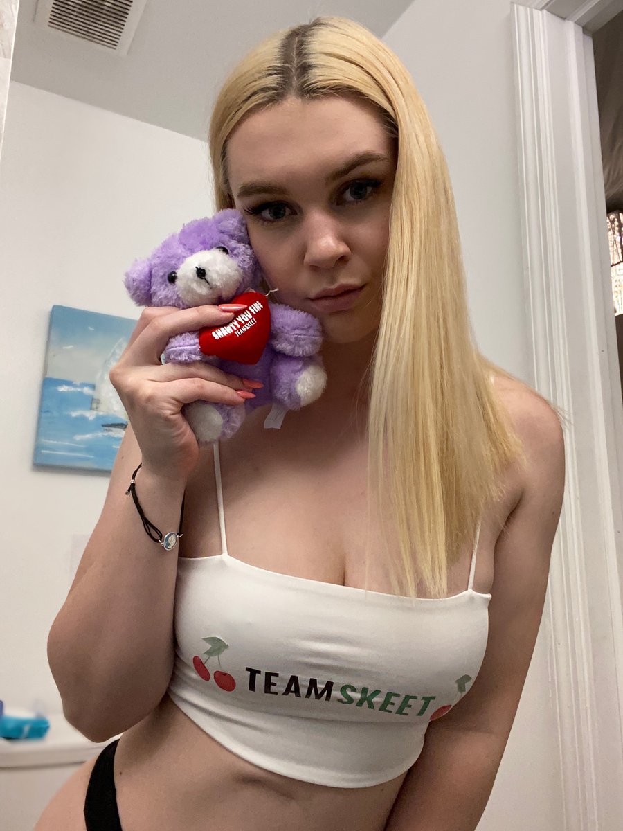 RT @Miss_LaylaBelle: Thank youu @TeamSkeet for the merch 🥺 I love it 👉🏻 Laylabellexx on insta 📷 https://t.co/j7aImVKEpU