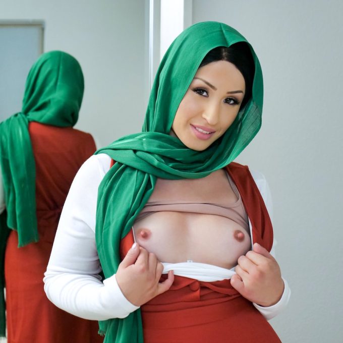 Hijab honey @babiexgoldie is cute but curious 💚 https://t.co/PC7cGsQtaH 💚 #HijabHookup #TeamSkeet https://t.co/aV7dbFHIo9