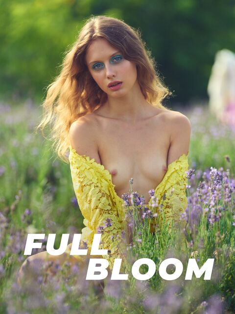 Superbe Models Amelie Lou Full Bloom
