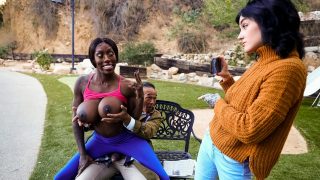 Brazzers BrazzersExxtra Ebony Mystique & Chong Dong – Nasty Old Bench Flasher Meets Thirsty Jogging Nymph <i class=