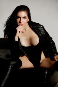 Valentina Bellucci Touts Debut Scene from TabooVRporn.com, Stepmom is a Nudist