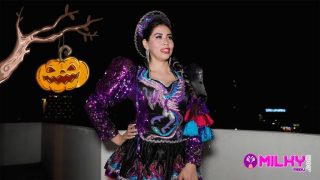 Milf caught on Halloween – Gatidiosa