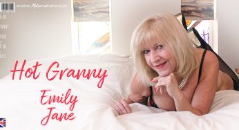 Mature.NL Emily Jane – Hot British Granny Emily Jane plays with herself in bed