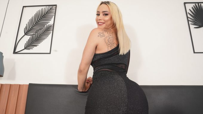 Sexy T-Blondie Super Premiere Mannuela Mattias