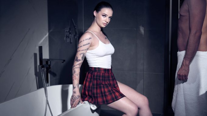 Shower Together Sansa Snow