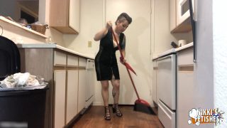 MILF Cleans While You Watch and Wank Nikki Sequoia