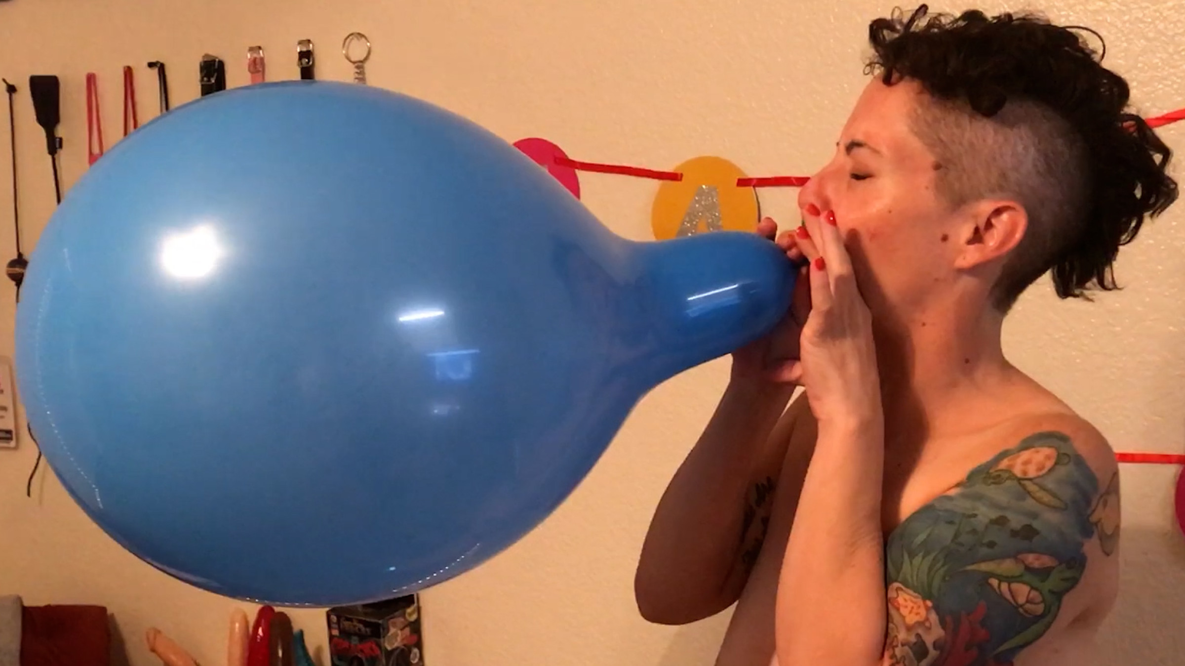 NikkisFetishes-Nikki Sequoia-Naked Bitch Blow2Pops Big Amscan Balloons